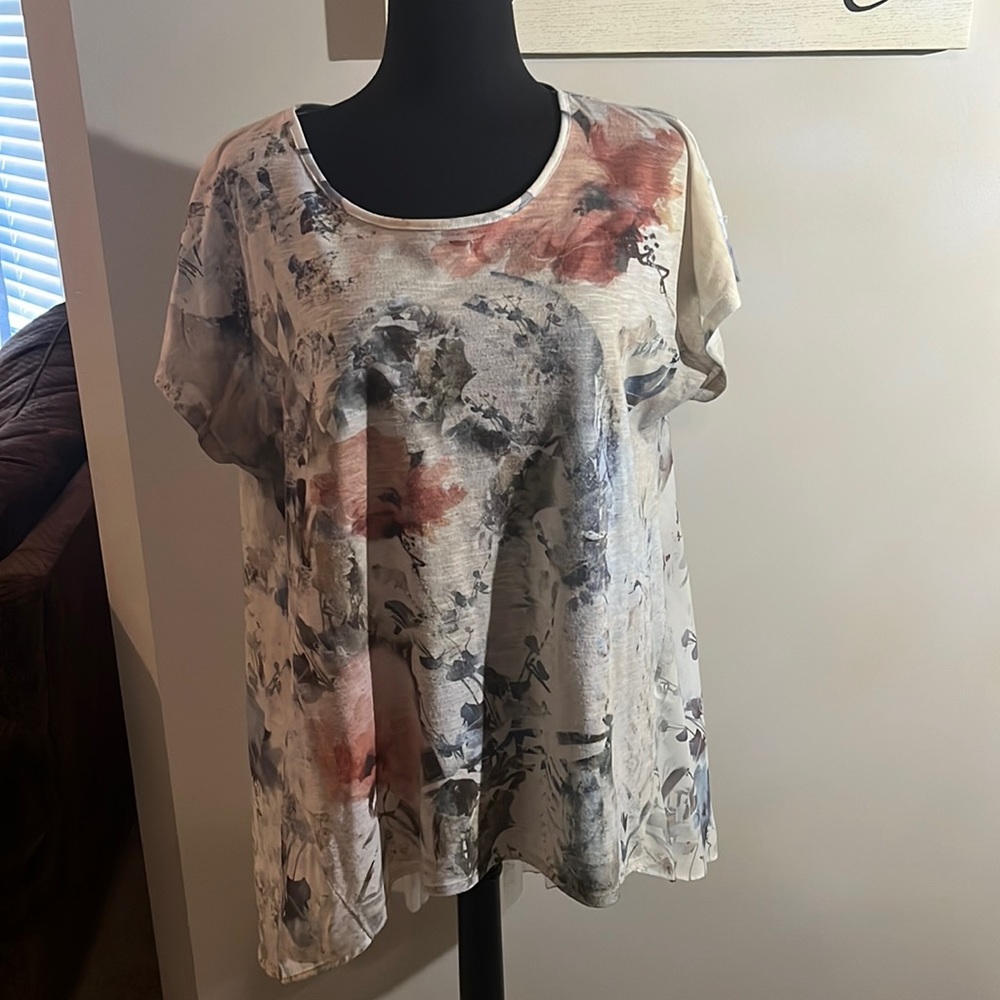 Print high low top with pleats in the back